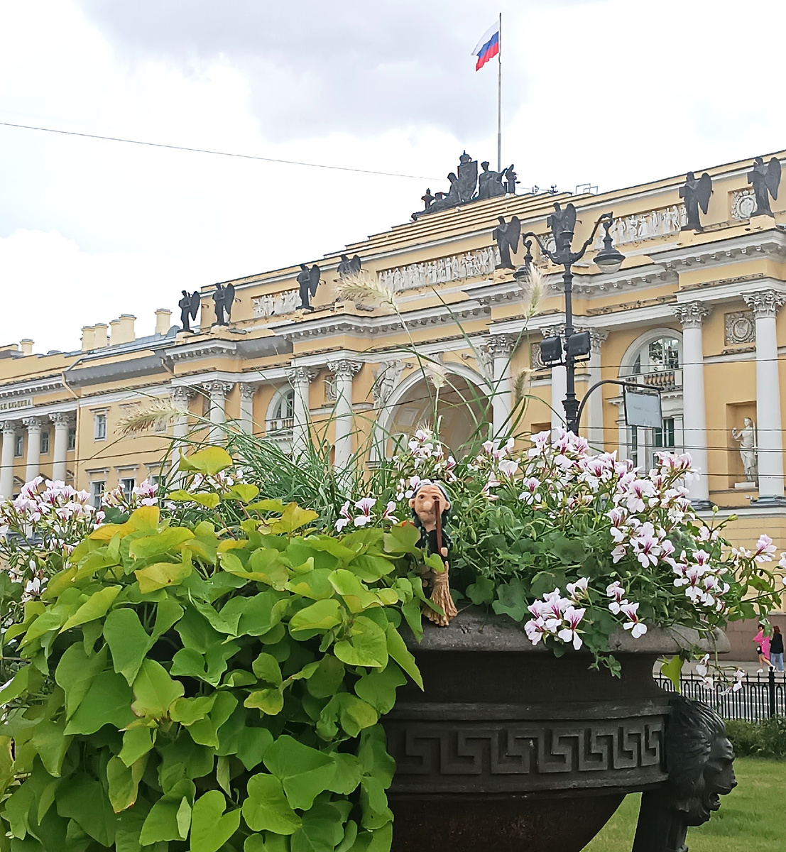 Нюрочка восседает, счастливая, в вазоне и высматривает новые знакомства в культурной столице