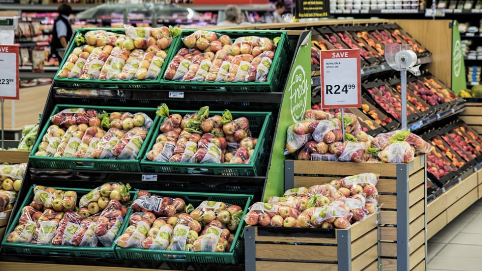 Интересно, остались ли ещё в магазинах продукты которые можно есть? Как думаете?