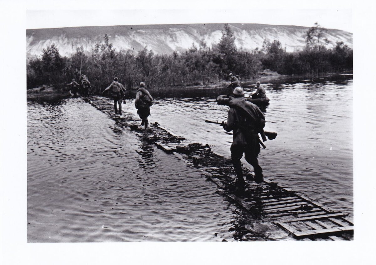 Бойцы подразделения гв. капитана Бардина преодолевают водный рубеж по штурмовым мостикам. Ю/З Фронт. 1943. Источник: РГАКФД.