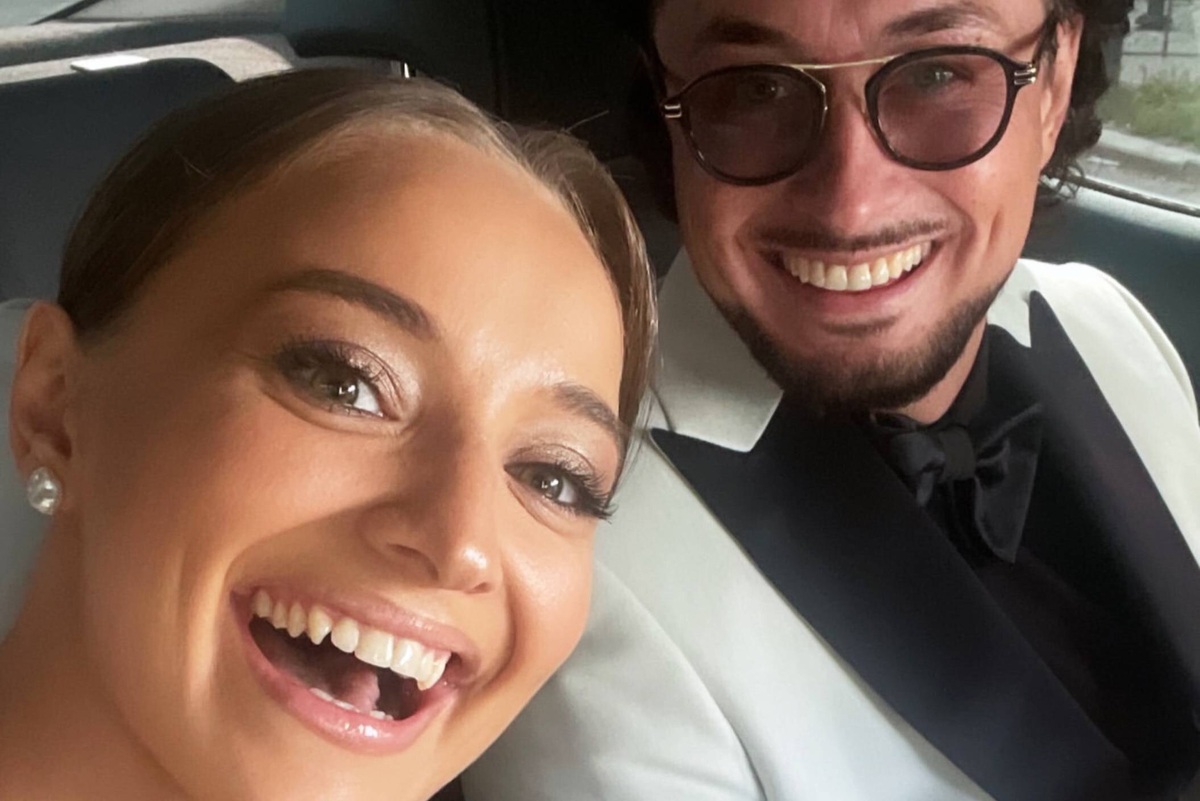     После смерти невесты от онкологии чемпион Высшей лиги КВН Сергей Оборин сыграл свадьбу с визажистом Ариной