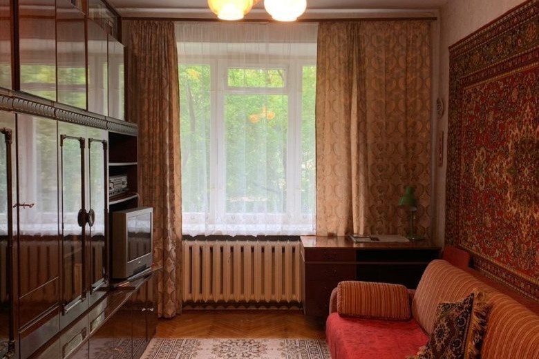 Чем дольше люди живут на одном месте, тем больше у них скапливается вещей, и разбирать их бывает и трудно, и морально тяжело.