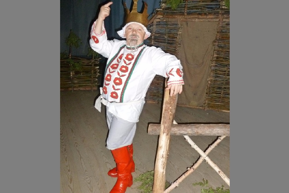 Одна из самых удачных ролей Ивана Коткова - Король в "Подщипе" (комедия Ивана Крылова) / Архив Михайловского народного театра