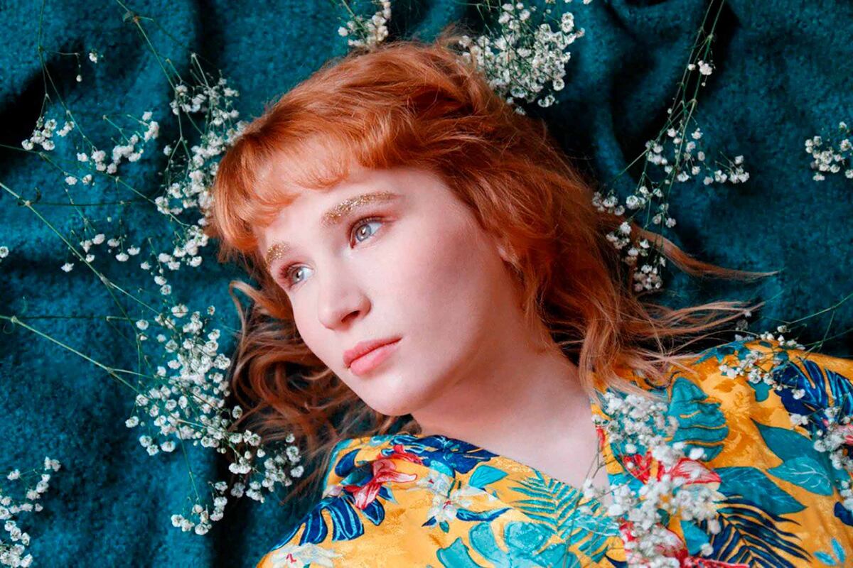 После начала специальной военной операции ВС РФ в/на Украине, исполнительница открыто заявила о своей антивоенной позиции и покинула Россию.