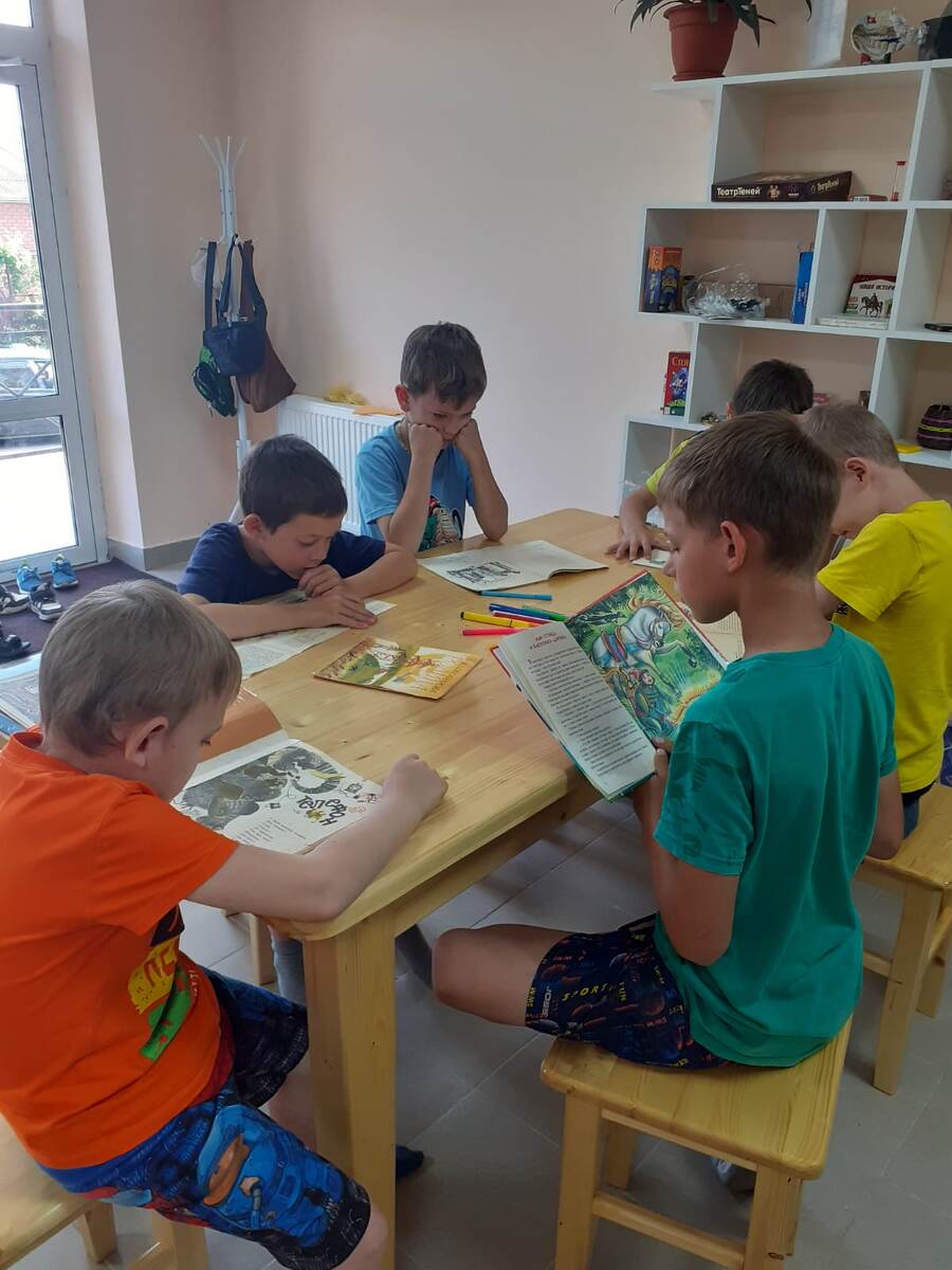 Чтение в детском клубе "Твистер"