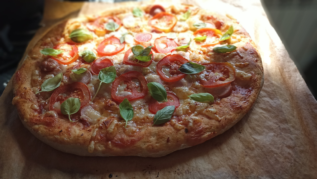 Домашняя пицца с базиликом