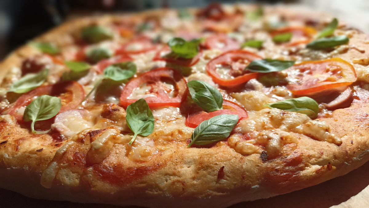 Пицца с базиликом