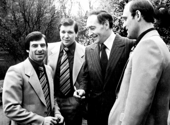 Изображение из открытого источника  сервиса яндекс.картинки (хоккеисты СССР и актер В.Тихонов)