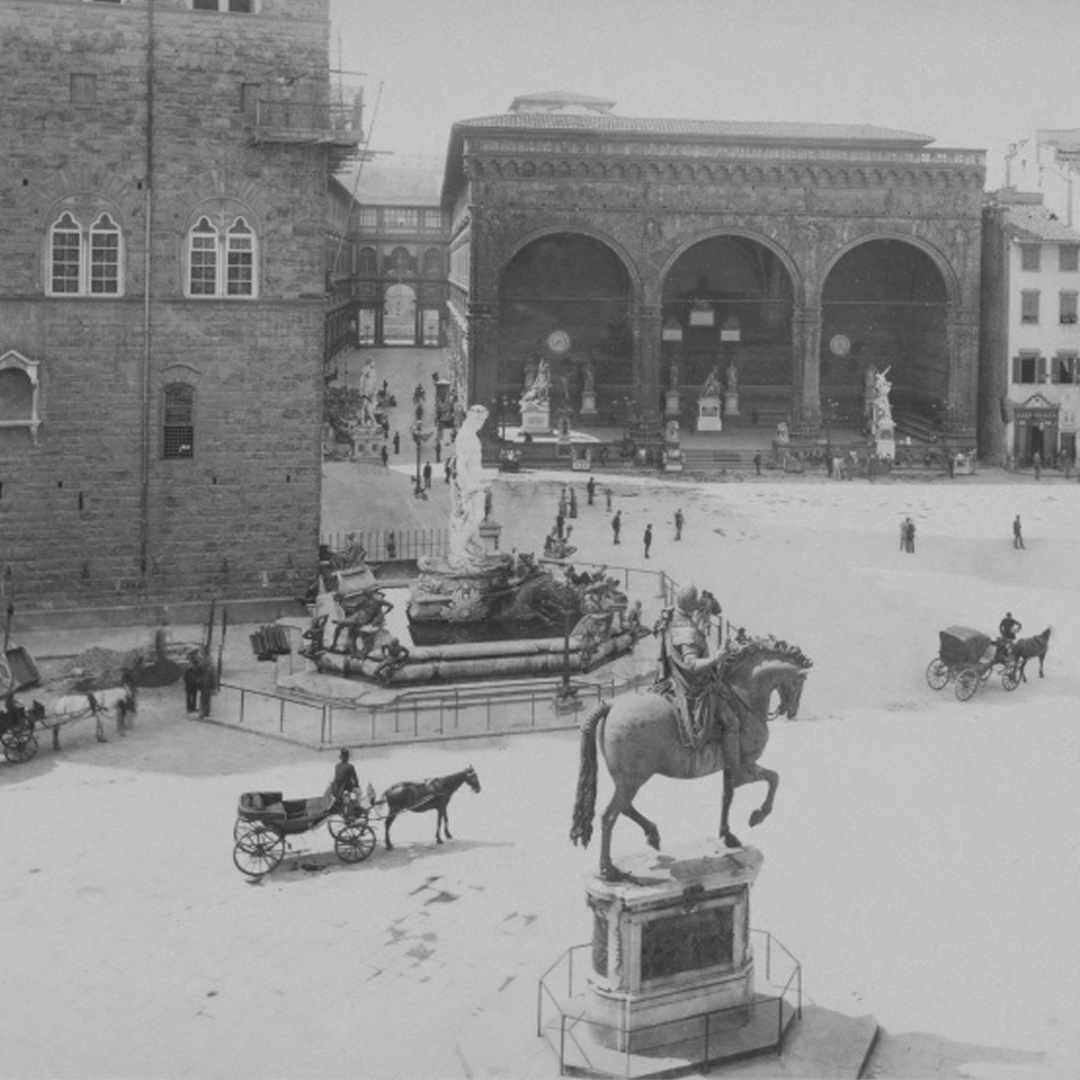 Вид на площадь Синьории и Галерею Уффици