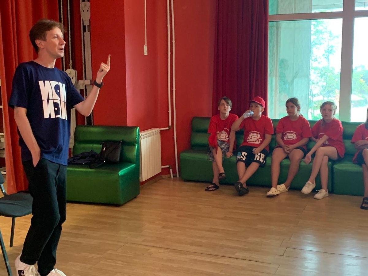 Педагог ИСИ Алексей Никифоров проводит мастер-класс в рамках творческой смены ВДЦ "Океан"