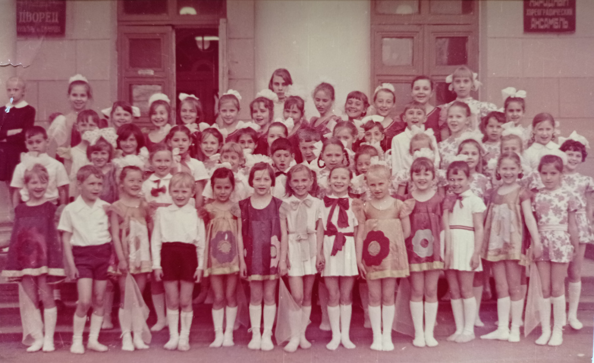 Детский коллектив балетной студии при Дворце культуры им. Кирова. Автор публикации третья справа во втором ряду. Фото из личного архива