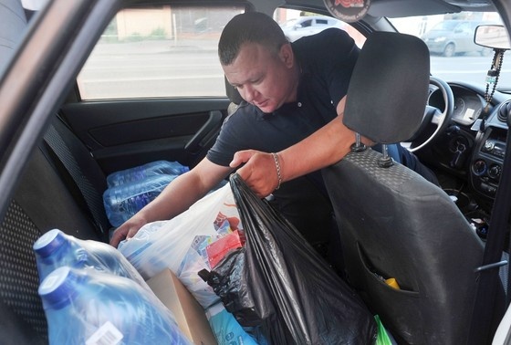    Волонтер помогает в сборе гуманитарной помощи жителям приграничных районов Курской области