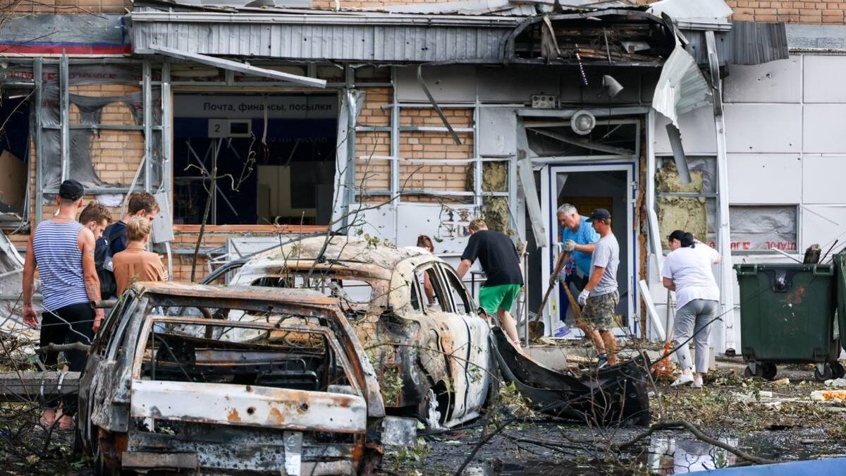    Поврежденный жилой дом в Курске и автомобили, сгоревшие после обстрела со стороны ВСУ / Фото: Владимир Гердо / ТАСС