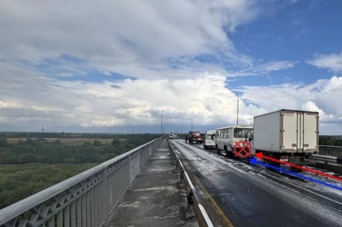    В автобус въехала Газель.