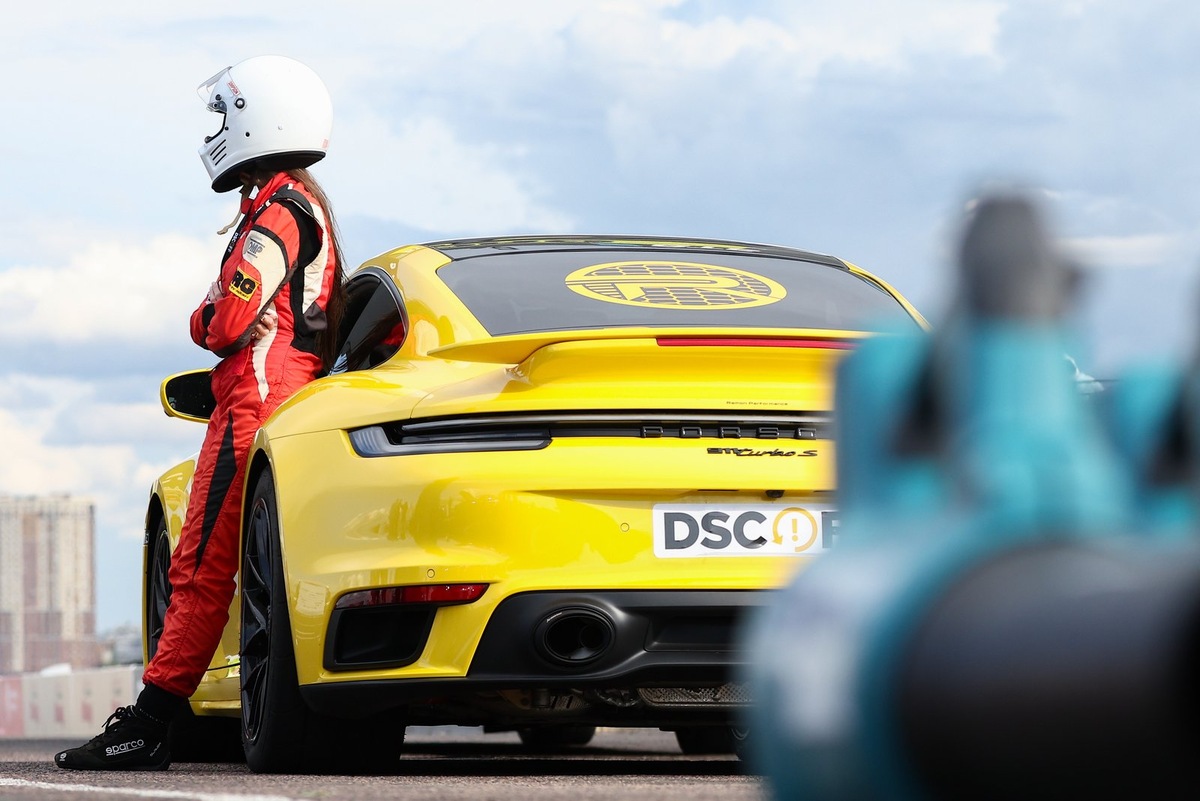    В очных заездах на специальной трассе в Раменском районе сошлись самые мощные Audi, BMW, Mercedes-AMG, Porsche, Lamborghini, McLaren, Nissan  со всей России.