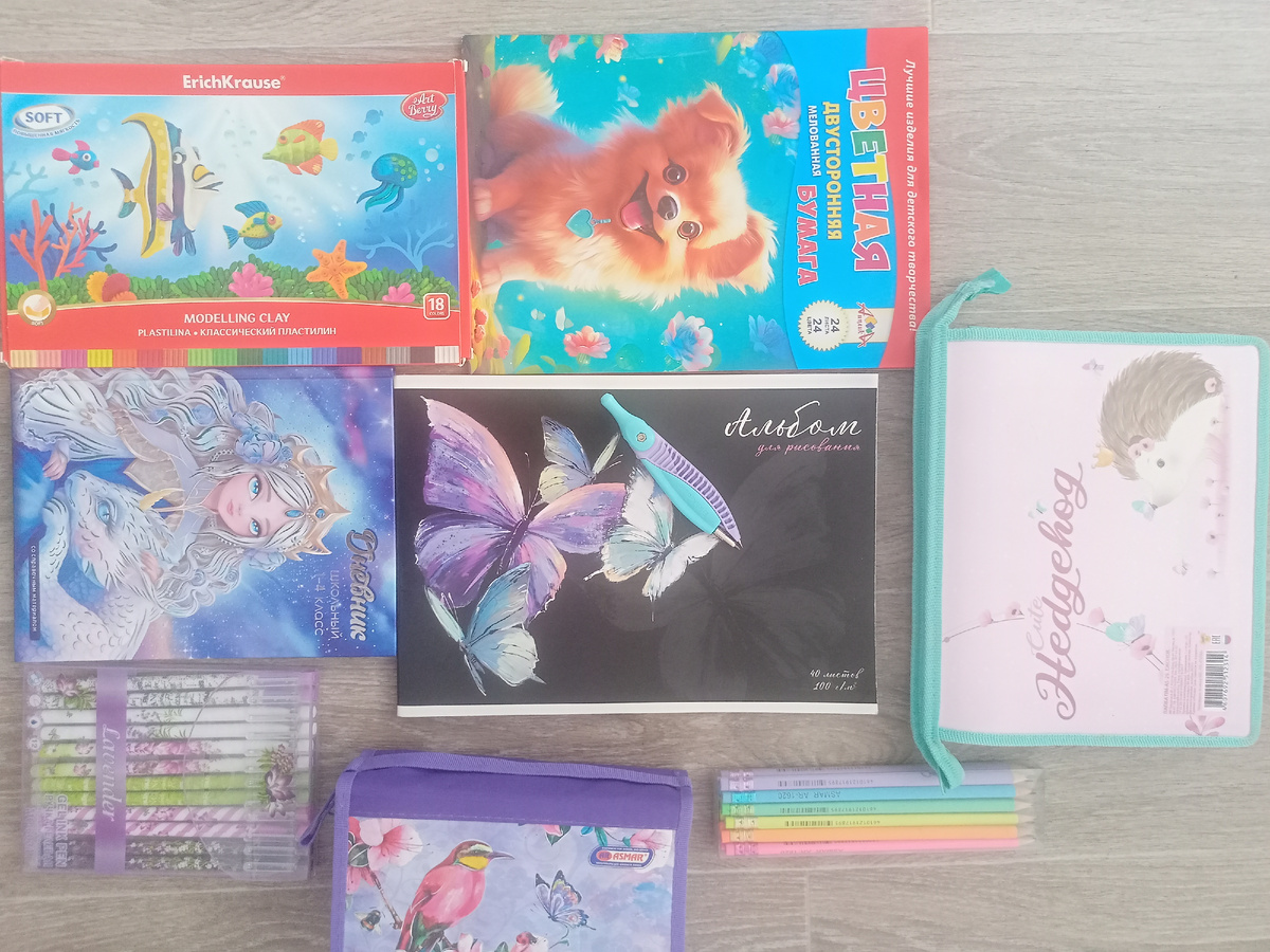 Накупили канцтоваров к школе. Фото автора