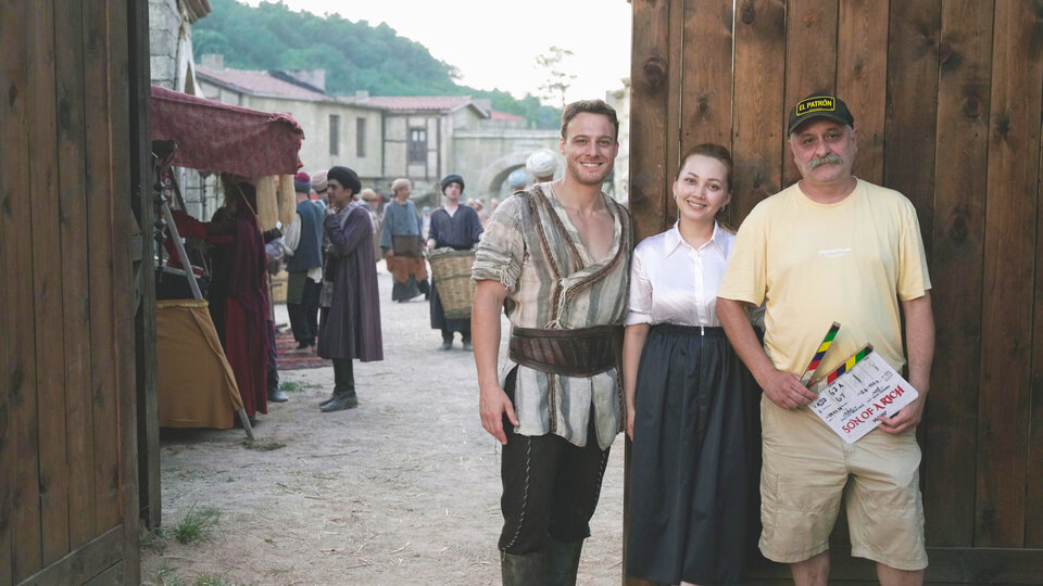    Керем Бюрсин (играет главного героя), Карина Миа Сатлыкова (продюсер) и Онур Унлю (режиссер)