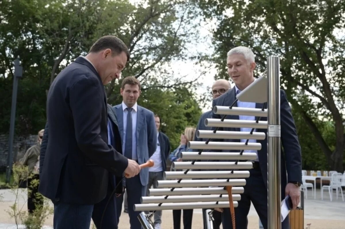    В парке Литературного квартала губернатор оценил оборудование новых детских площадок.