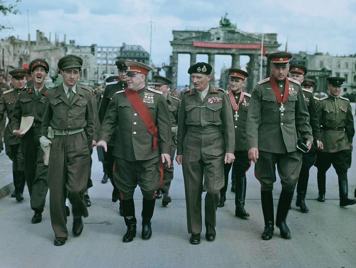 Из открытых источников в интернете. Маршалы Советского Союза Е.Жуков и К.Рокоссовский в Берлине