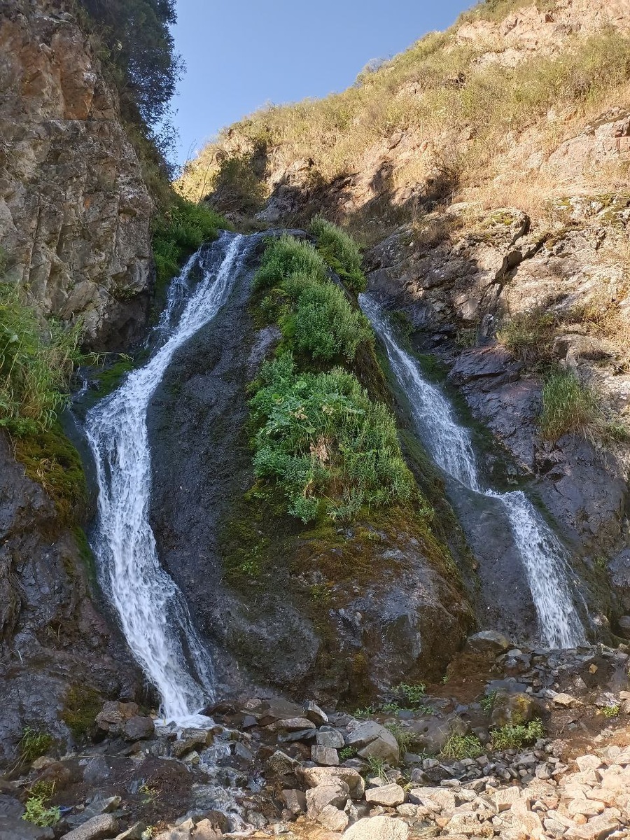 Водопад возле парковки