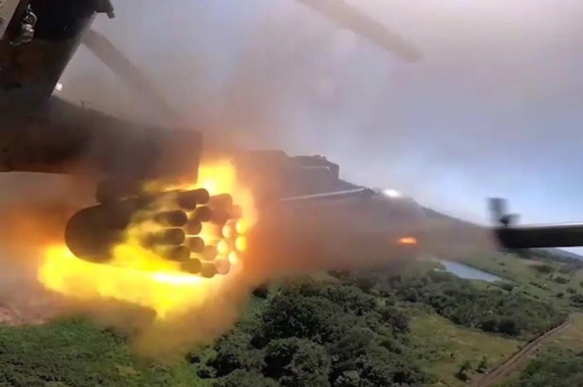    Вертолеты Ка-52 наносят удары по силам ВСУ в Курской области.