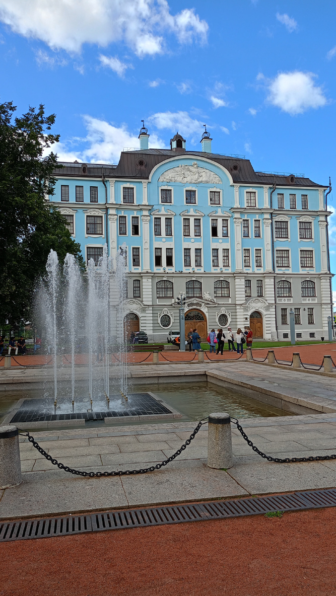 Вот оно-Нахимовское училище. Напротив него у причала стоит Аврора. И недалеко памятник