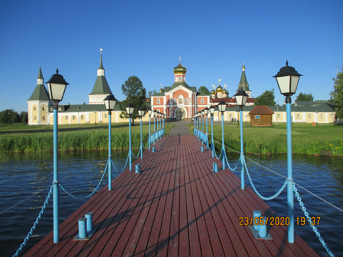 Монастырь видно из Валдая - этим можно и ограничиться, хотя...