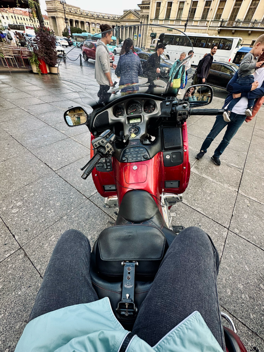 Между ног — спинка водителя, она поднимается :)