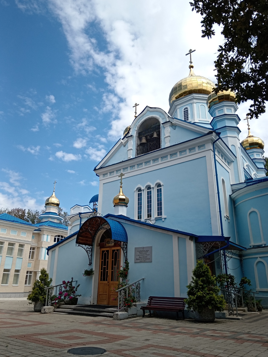 Люблю ходить в эту церковь. Там тепло и приятно 