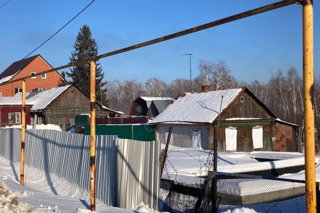    Дом, который арендовала семья. Здесь же во дворе и захоронили малышку. Фото: Сиб.фм