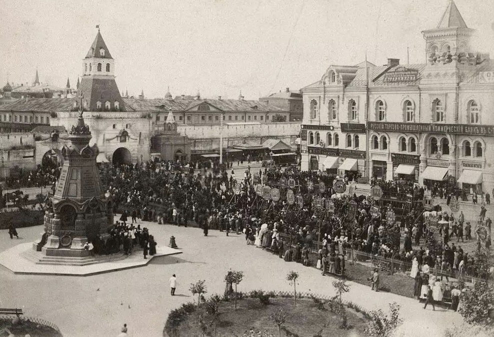 У памятника Героям Плевны, 1890 г.