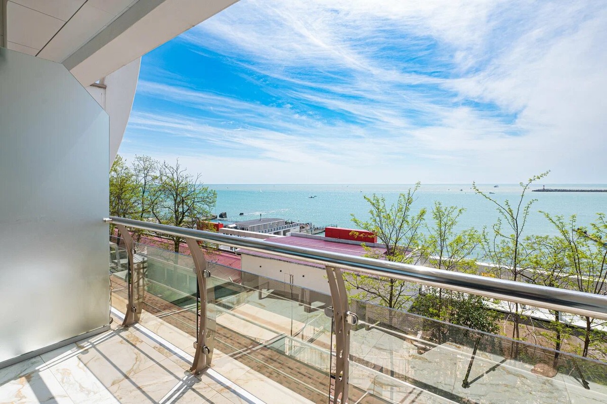 Море всего в пяти минутах от отеля. Фото: Serenity Premium / Яндекс Путешествия