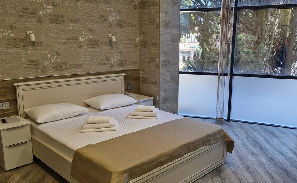 В некоторых номерах есть панорамные окна с видом на город. Фото: Ривьера Парк Отель / Яндекс Путешествия