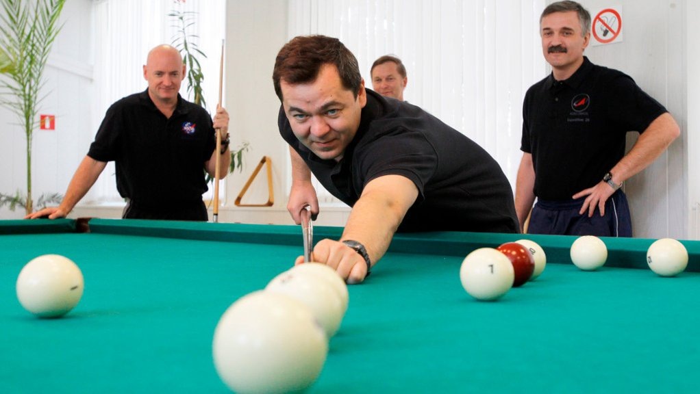    Космонавты с МКС играют в русский бильярд в 2010 году.  AP 2023