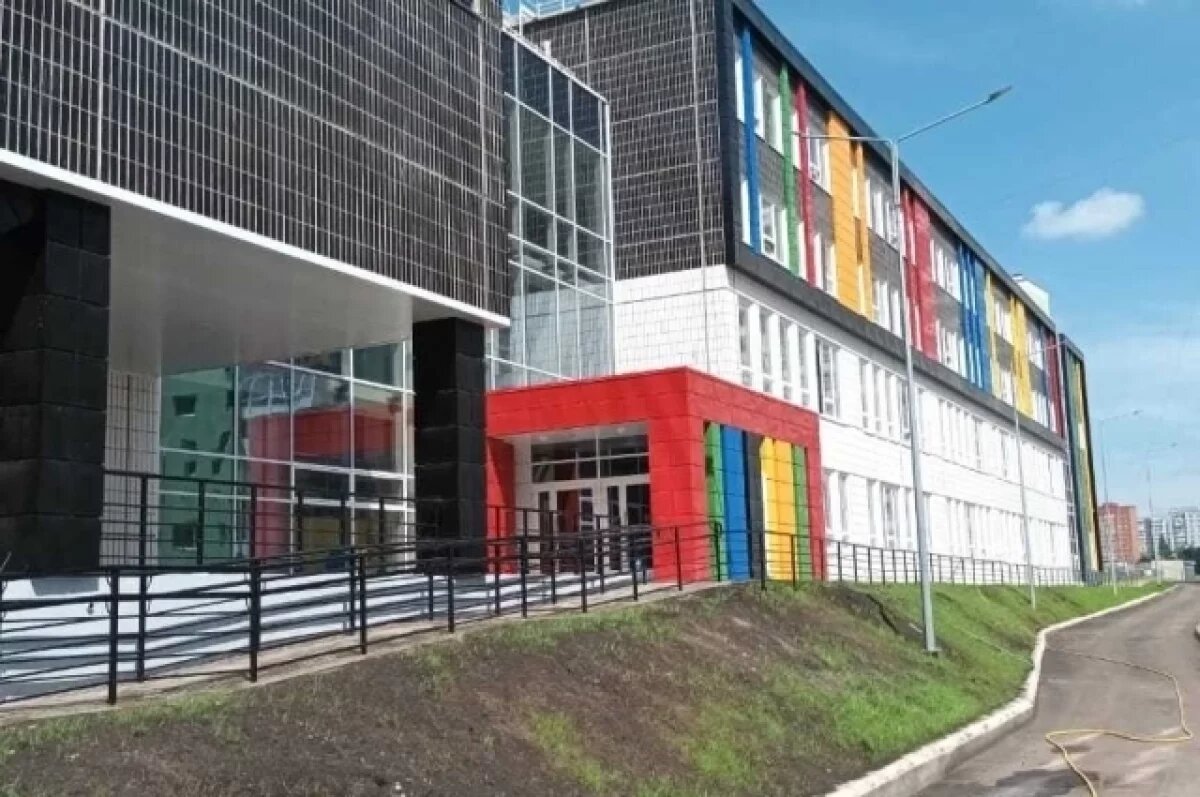    В школу уже записались более 800 человек, из них 250 - первоклассники.