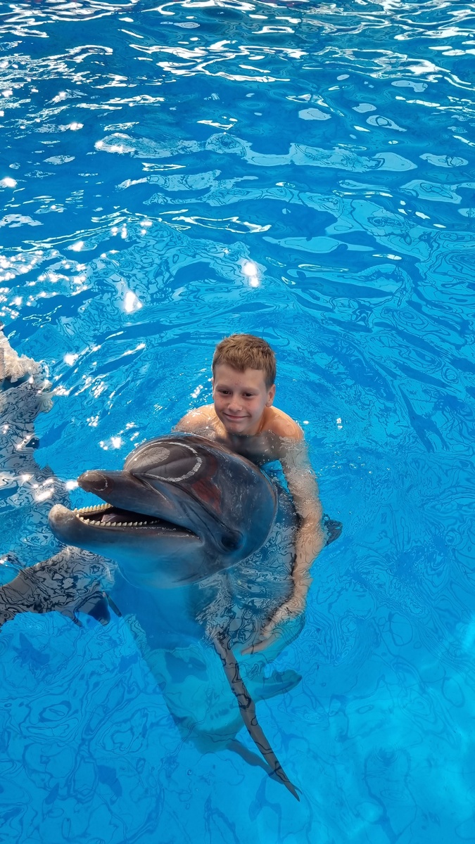 Пока фотография с Матвеем из дельфинария Сочи парка, новых фоток из лагеря ещё нет