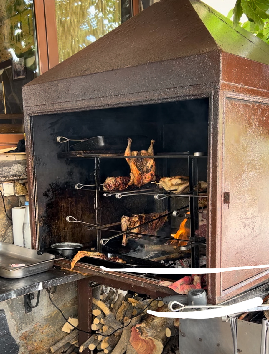 Так готовится мясо антикристо: вокруг и напротив огня (фото автора)