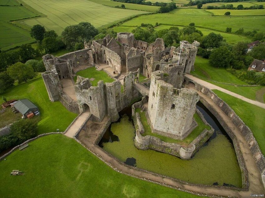 Замок Реглан