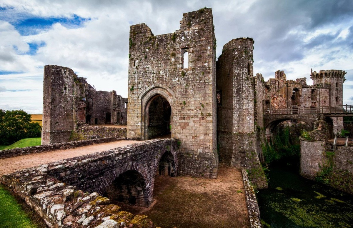 Замок Реглан впечатляет размерами