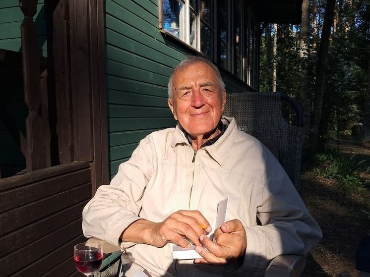     Писатель Валерий Попов на своей даче, известной как «будка» Ахматовой. Фото: Дмитрий Ларионов / «МК в Питере»