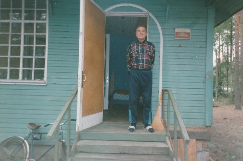     Валерий Попов на крыльце «будки» Ахматовой до ее ремонта. Фото из личного архива писателя