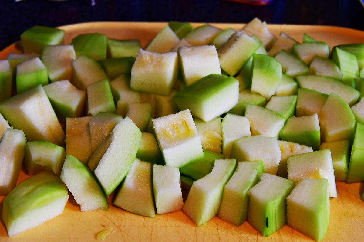 Нарезаем кабачки