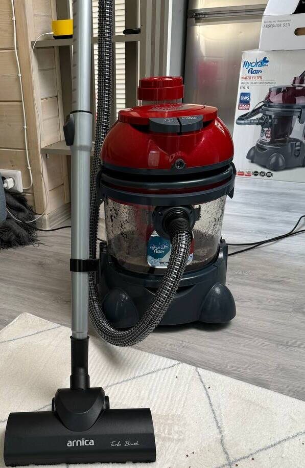 Больше ничего для уборки не надо — один пылесос заменяет кучу тряпок, швабру, веник и совок