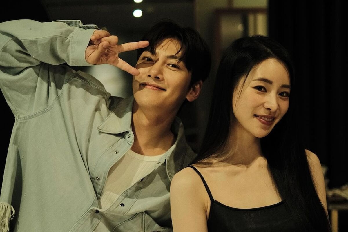     Чжи Чан Ук больше не свободен: Лим Чжи Ён раскрыла секреты своего коллеги по фильму “Револьвер”