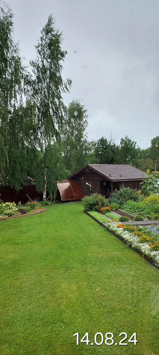 По ощущениям октябрь на дворе, если бы не зелёная листва и трава.