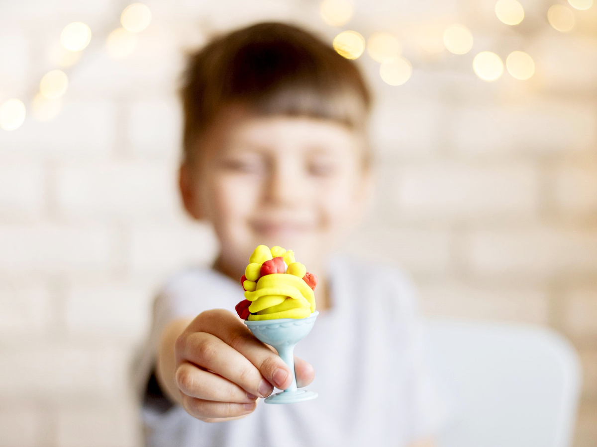 "Поделись конфеткой. Хорошие мальчики не жадничают" - говорят детям мамы