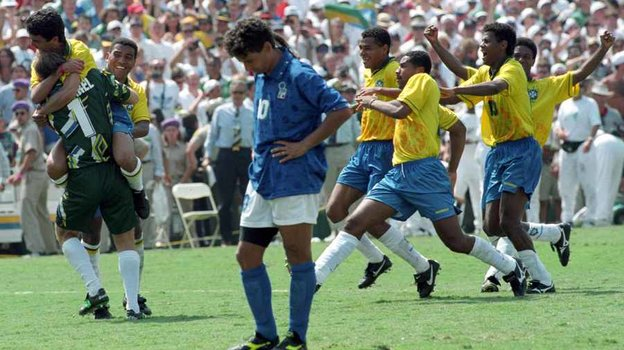 17 июля 1994 года. Пасадена. Бразилия — Италия — 0:0, пен. — 3:2. Опустошение Роберто Баджо и радость бразильцев после промаха итальянца. Фото Reuters