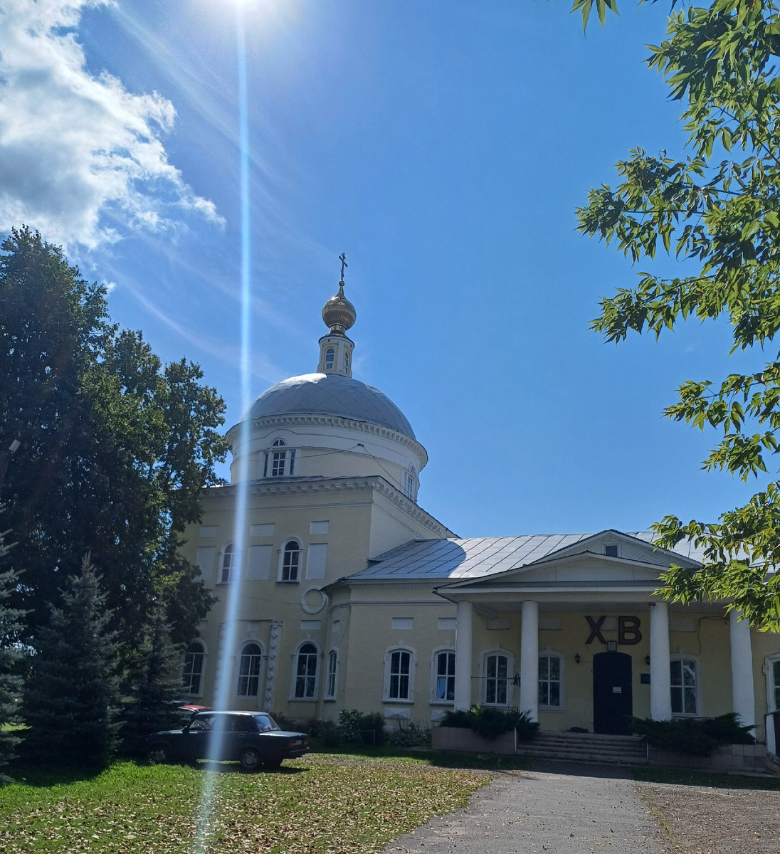 Один из храмов в поселке, всего их- 4