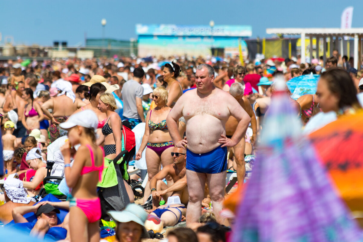 Всего человек было на пляже. Пляж море люди. Человек на берегу моря. Португалия пляжи. Много людей на пляже.