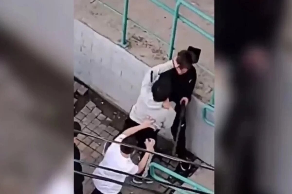    Момент избиения был заснят очевидцами. В руках у подростка в черном видна винтовка.
