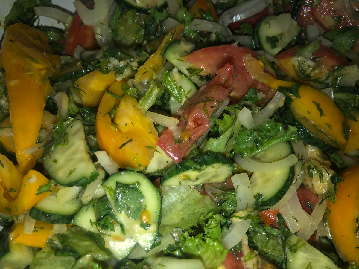 Острый салат с помидорами и огурцами